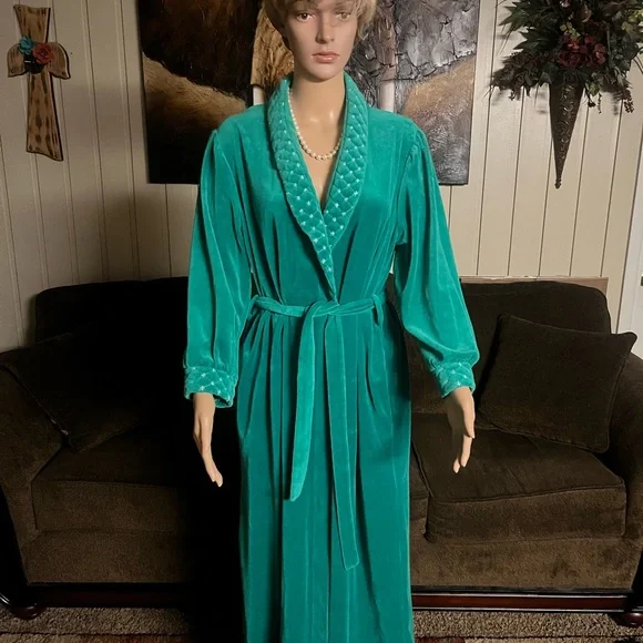 Saybury • Vintage • Small • Green • Plush Robe • Star Embroideries